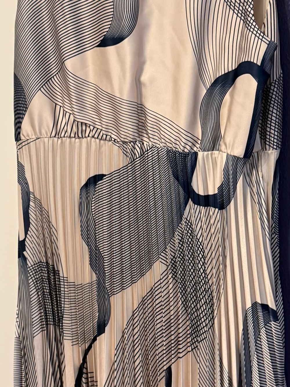 Eloquii Sleeveless Abstract Wave Pleated Midi Dress in Beige and Navy